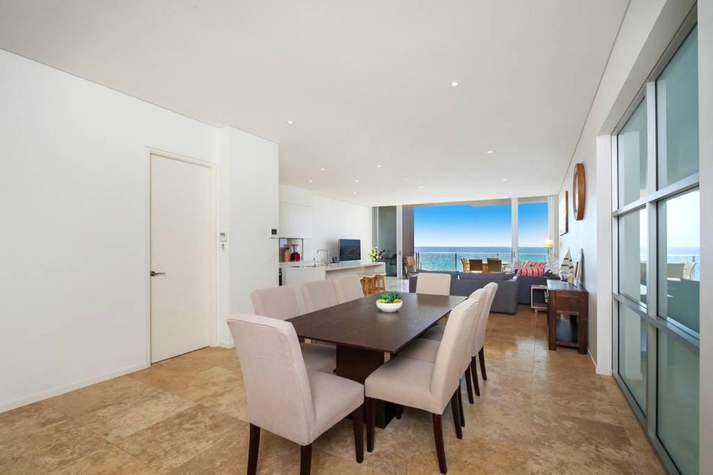 Ferienwohnung Beach And Ocean Front Penthouse With Wifi And Parking Entrance Exterior foto