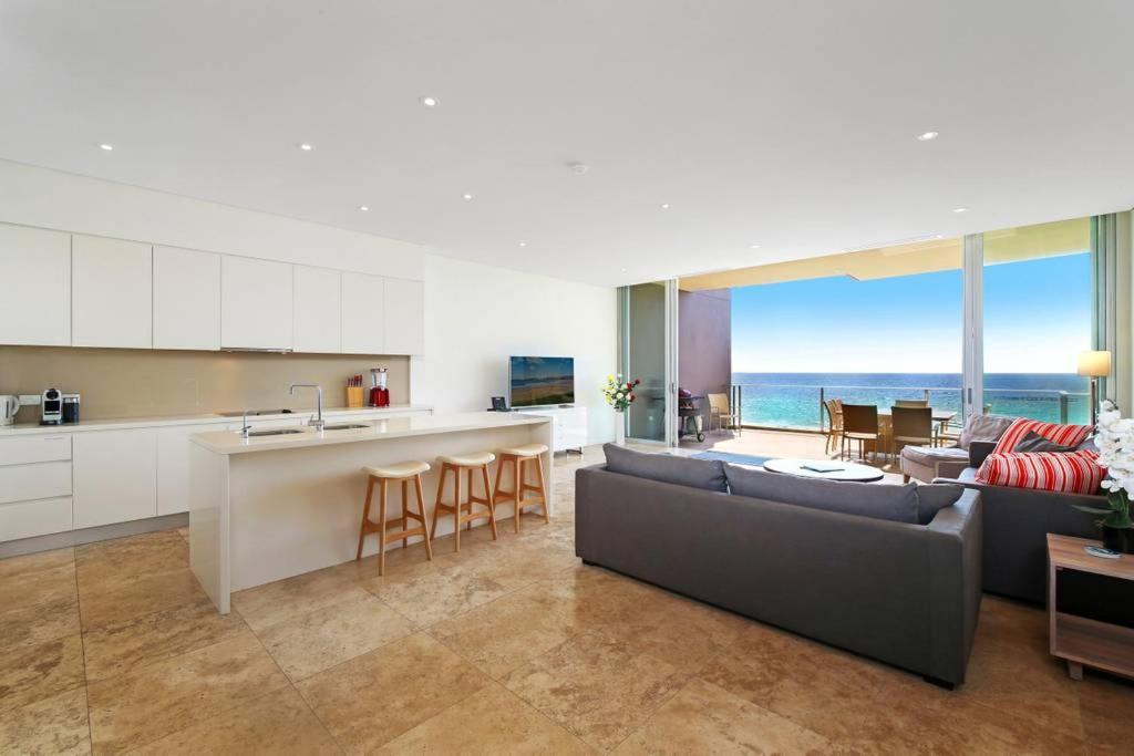 Ferienwohnung Beach And Ocean Front Penthouse With Wifi And Parking Entrance Exterior foto